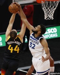 NBA直播- 班凯罗27+10魔术爆冷胜雄鹿  