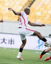  阿森纳门神屡次神扑救主  